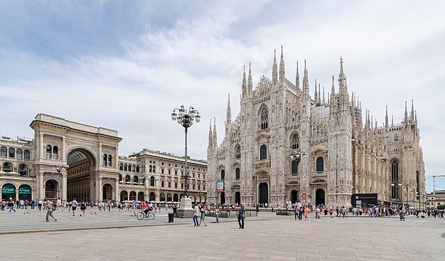 Milano_Duomo_with_Milan_Cathedral_and_Galleria_Vittorio_Emanuele