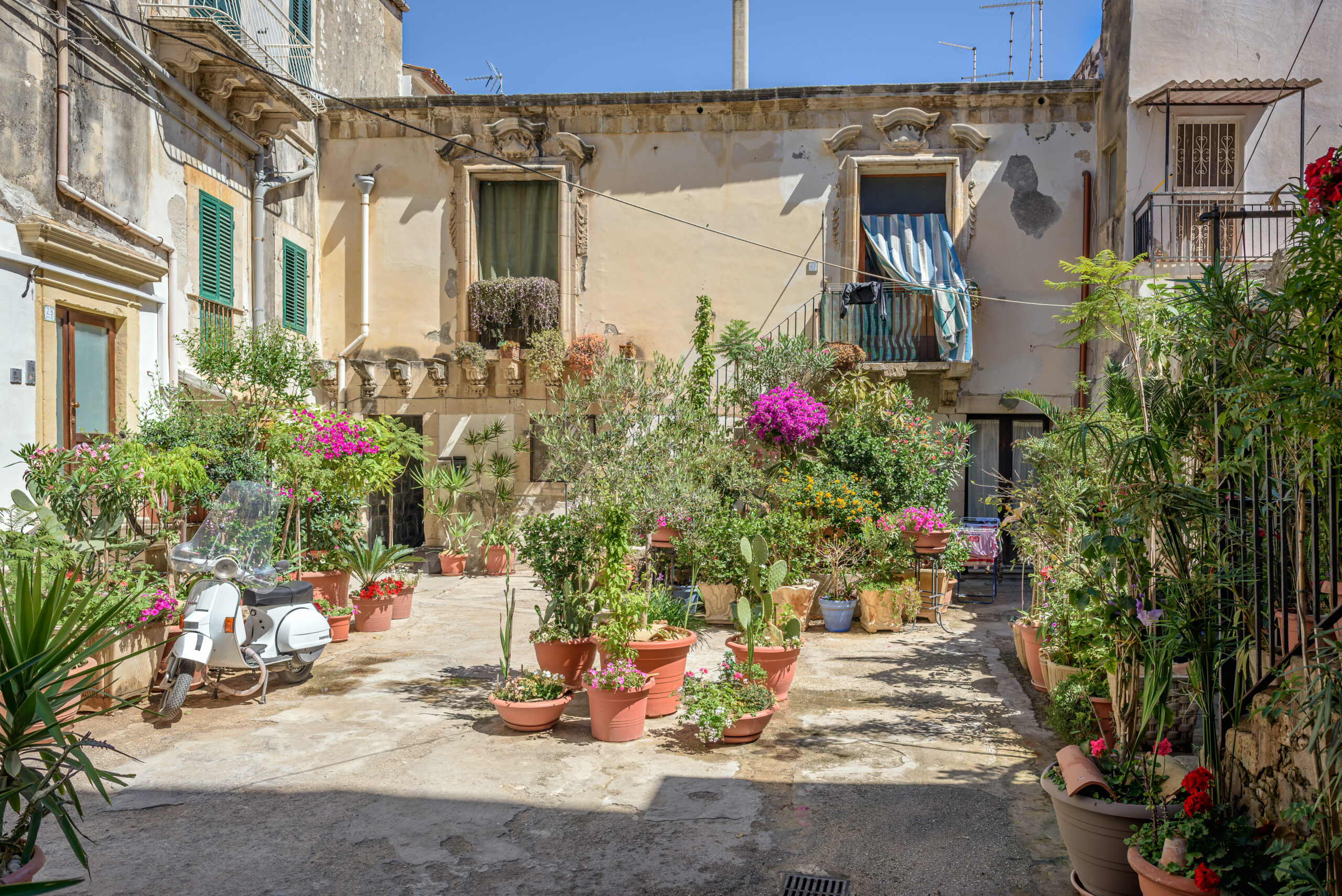 
Courtyard_on_the_Ortigia_Island-